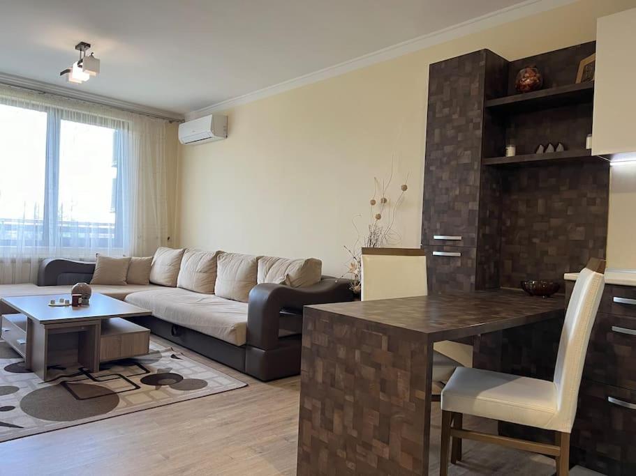 Cozy Apartment - Free Parking Plovdiv Buitenkant foto