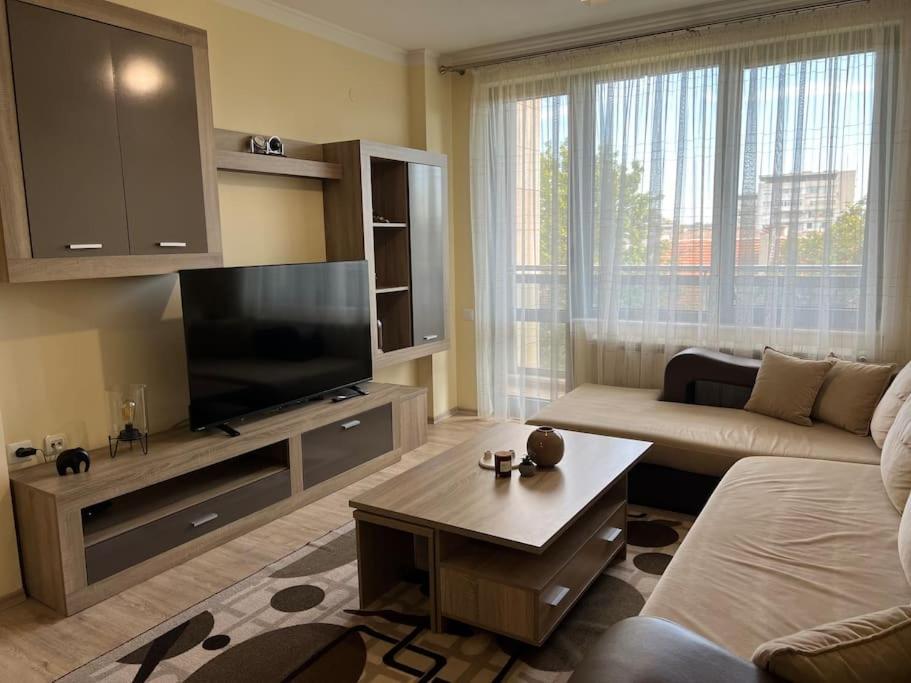 Cozy Apartment - Free Parking Plovdiv Buitenkant foto